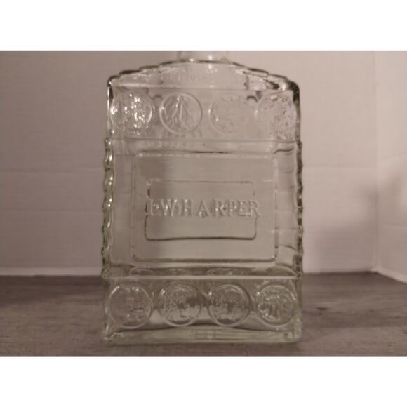Vintage IW Harper Kentucky Bourbon Whiskey Glass Decanter Bar Bottle - Picture 7 of 9